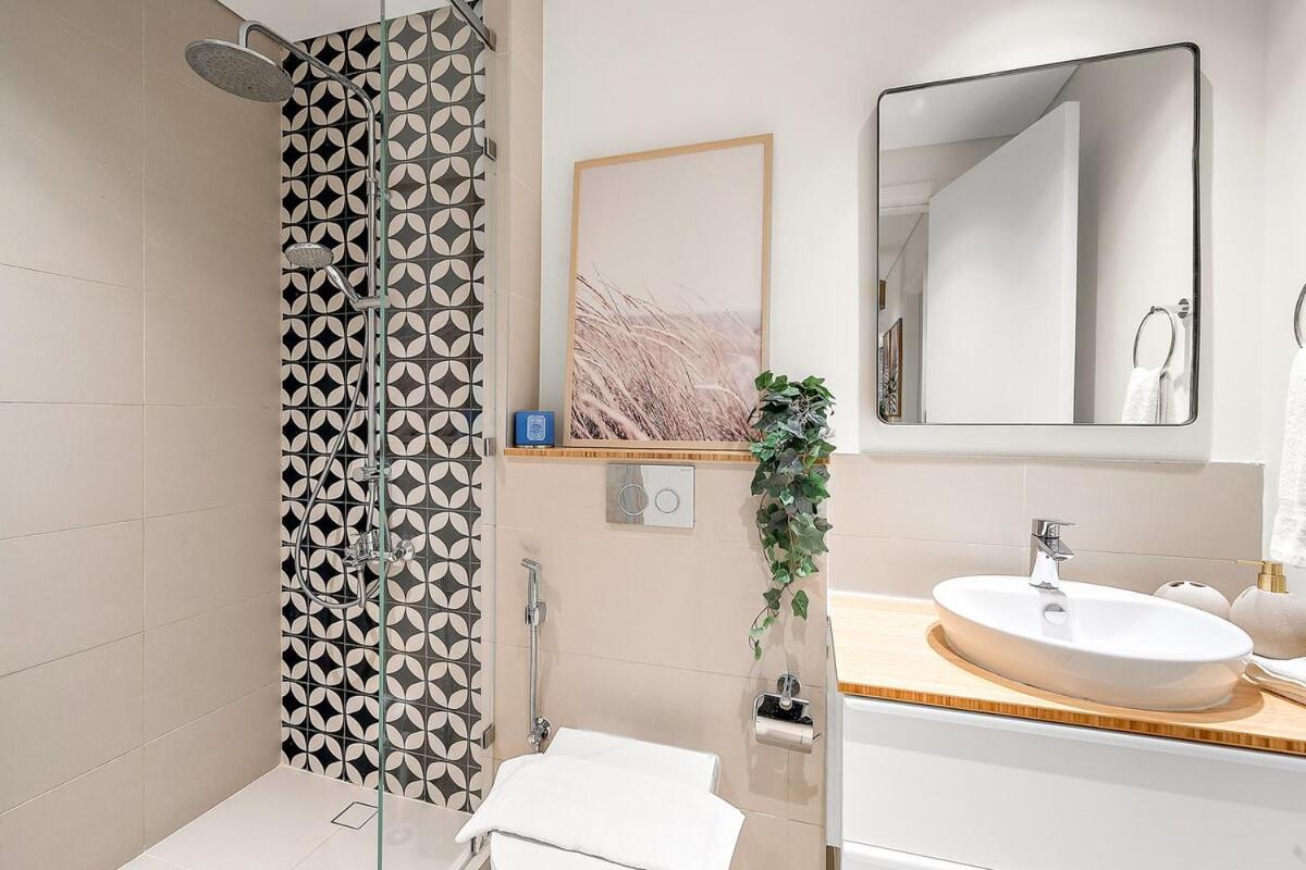 Family-friendly 2br With Pool, Gym, Kitchen Near Hills *