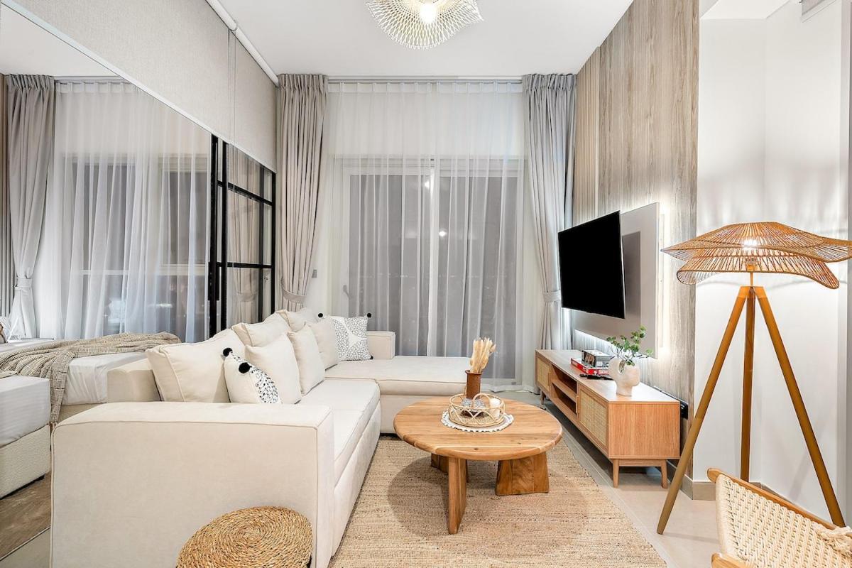 Family-friendly 2br With Pool, Gym, Kitchen Near Hills Dubai