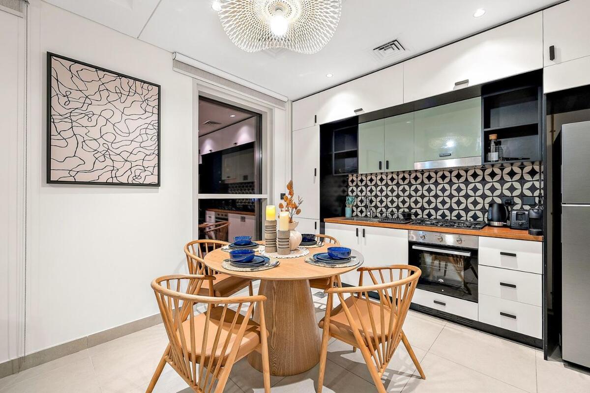 Family-friendly 2br With Pool, Gym, Kitchen Near Hills