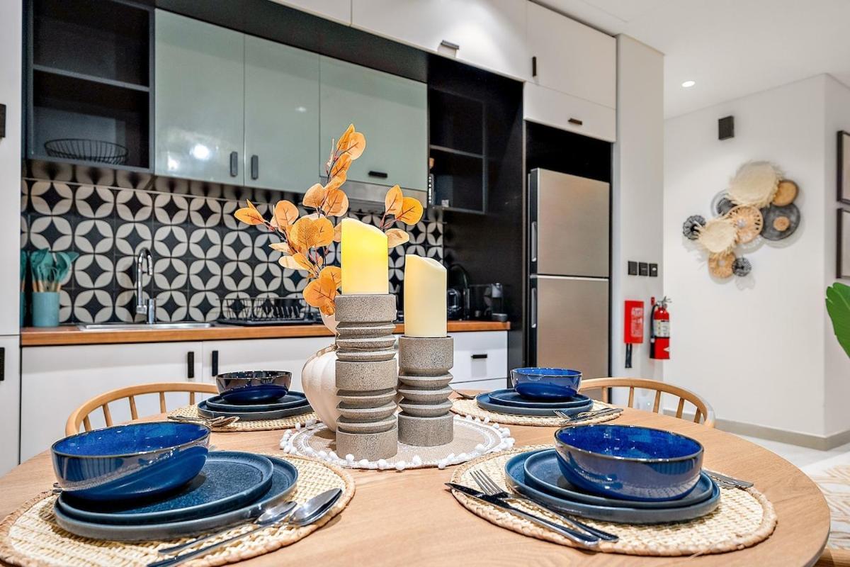 Family-friendly 2br With Pool, Gym, Kitchen Near Hills Apartment *