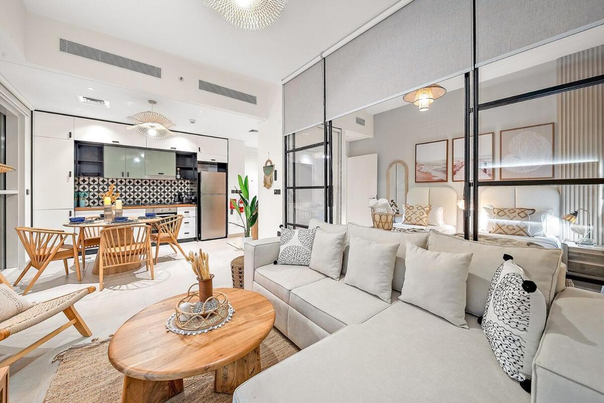 Family-friendly 2br With Pool, Gym, Kitchen Near Hills Dubai