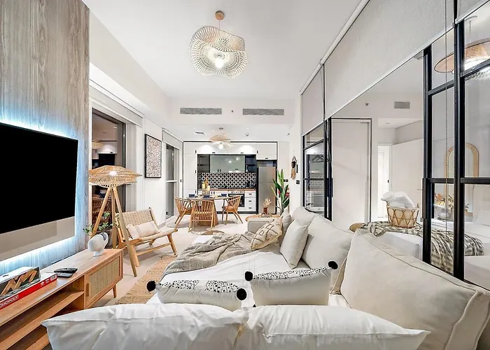 Family-Friendly 2Br With Pool, Gym, Kitchen Near Dubai Hills
